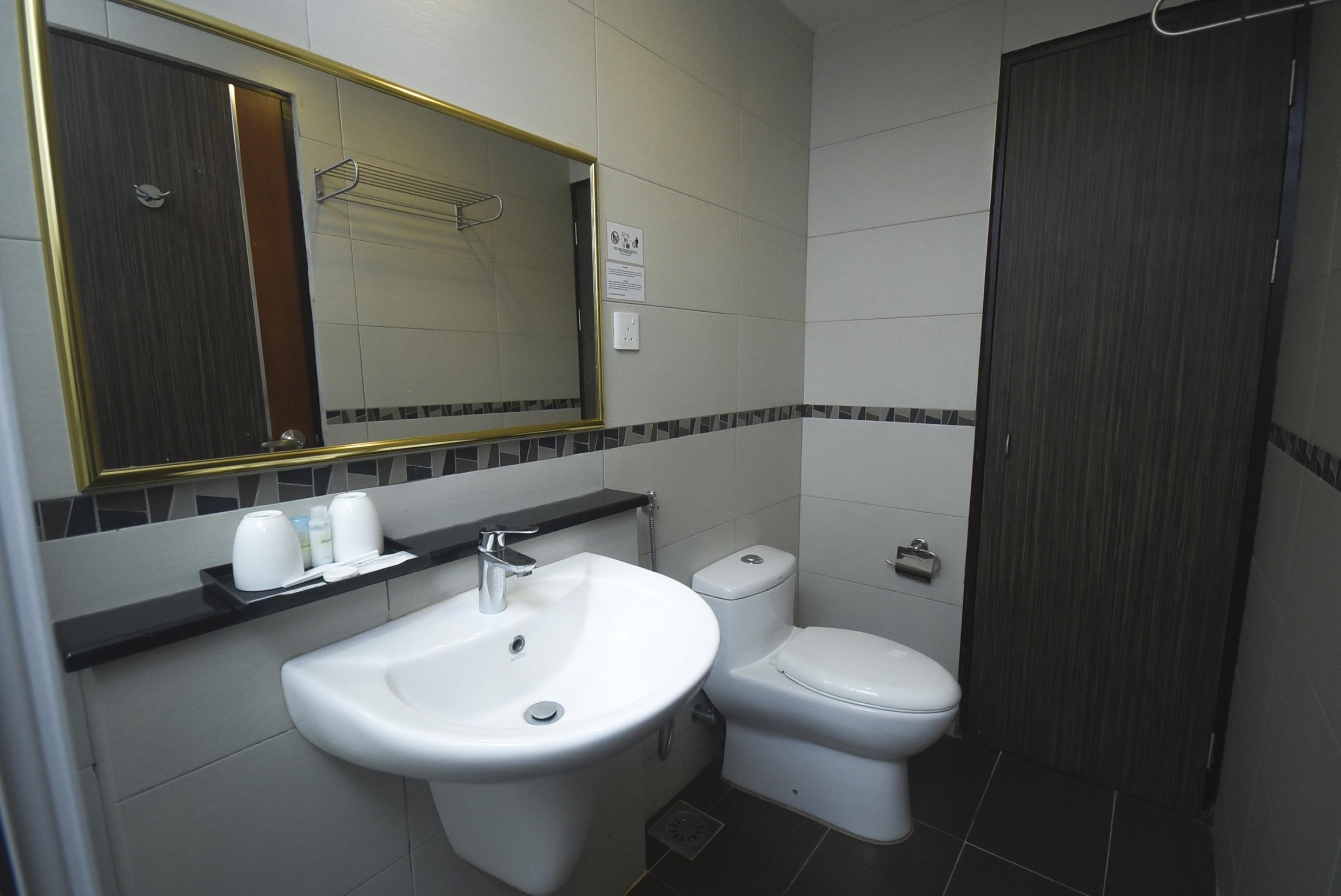 Super Oyo 985 Hotel Nur Miri Exterior photo
